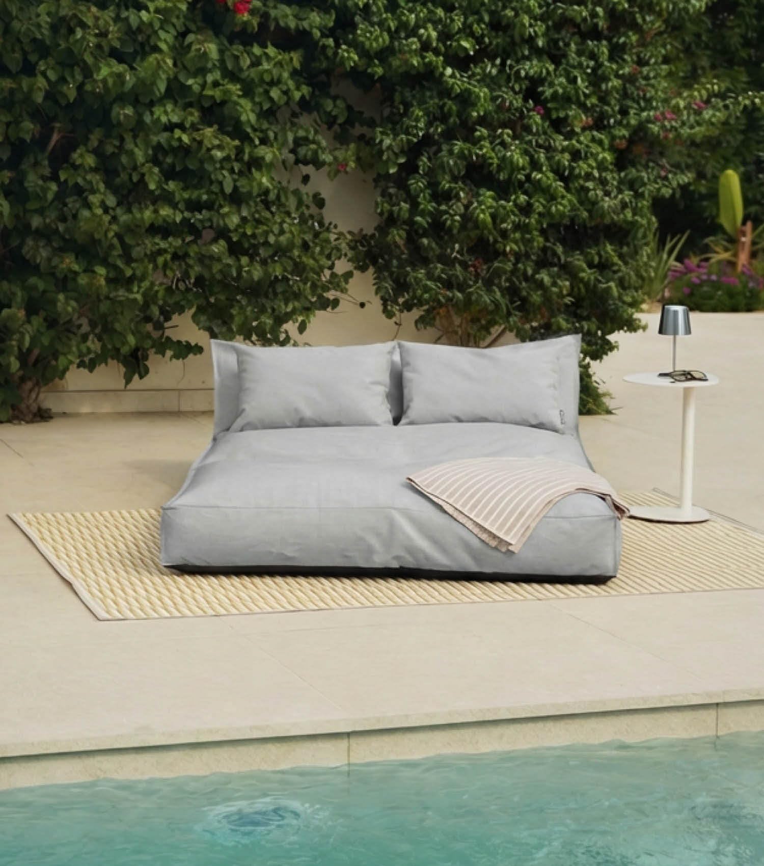 mokebo Outdoor Lounge 'Das Daybed' mit Schutzhülle (130x150 cm) Made in Germany, 3-in-1 Sonnenliege, Gartenliege, wetterfestes Loungebett, lichtecht, wasserabweisender Boden in Lichtgrau