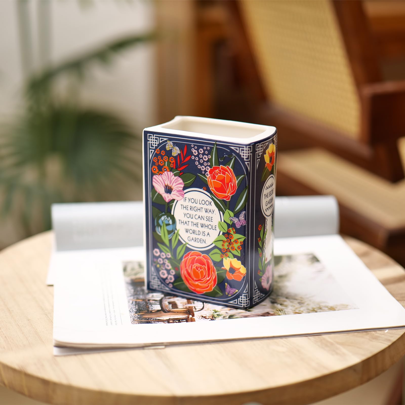 Vase céramique artistique style livre avec finition blanche haut de gamme