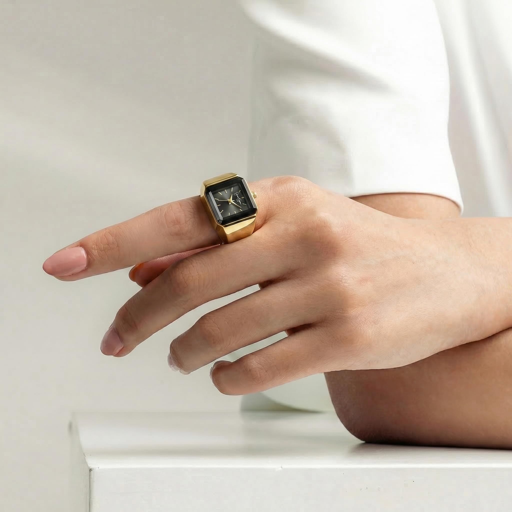 Jessica Simpson Damenuhr Gold Ring - Rechteckiges schwarzes Sunray Zifferblatt Kristall Akzente Stretch Expansion Band Quarz Analog Modeaccessoire