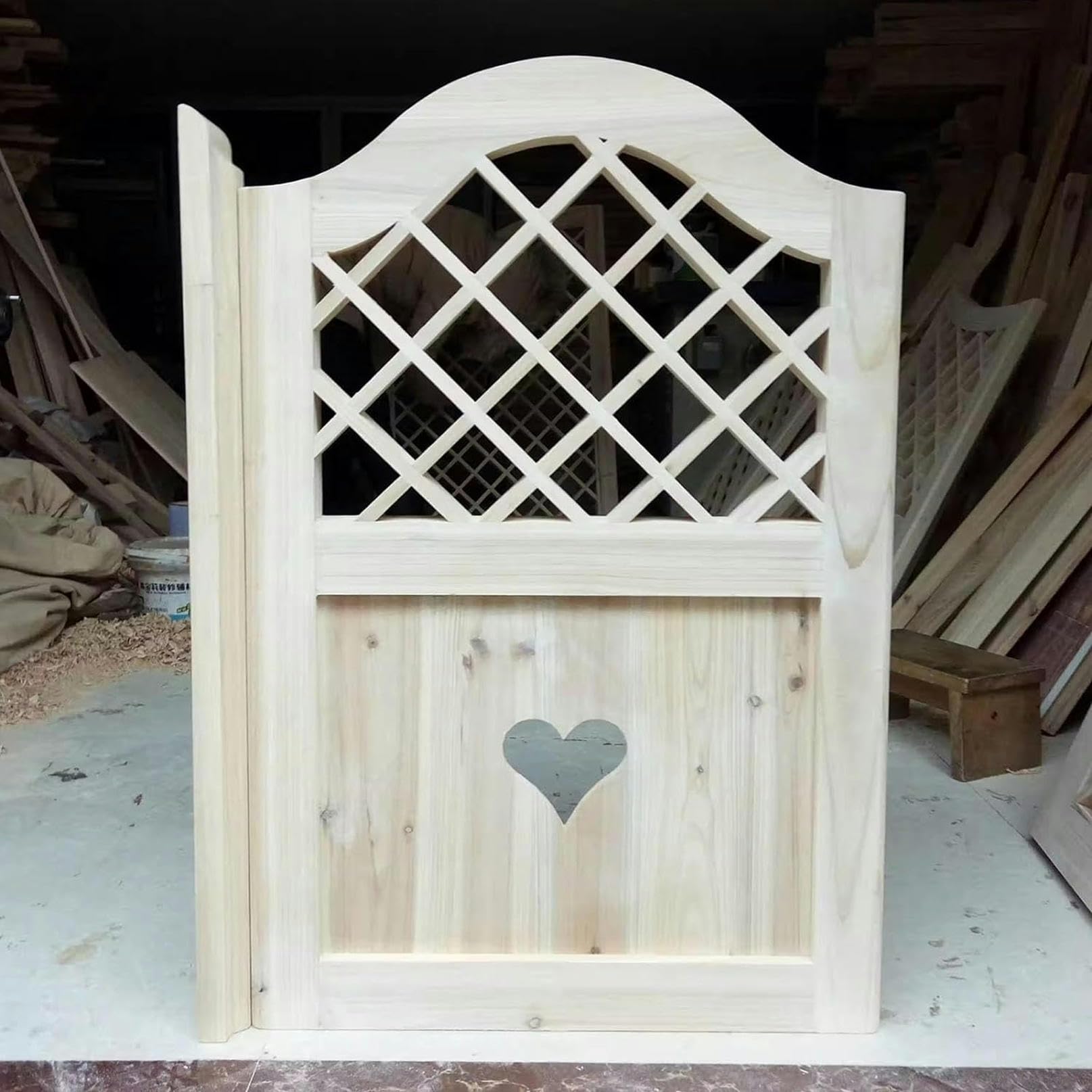 Portes demi-taille en bois massif pour une séparation de salon élégante