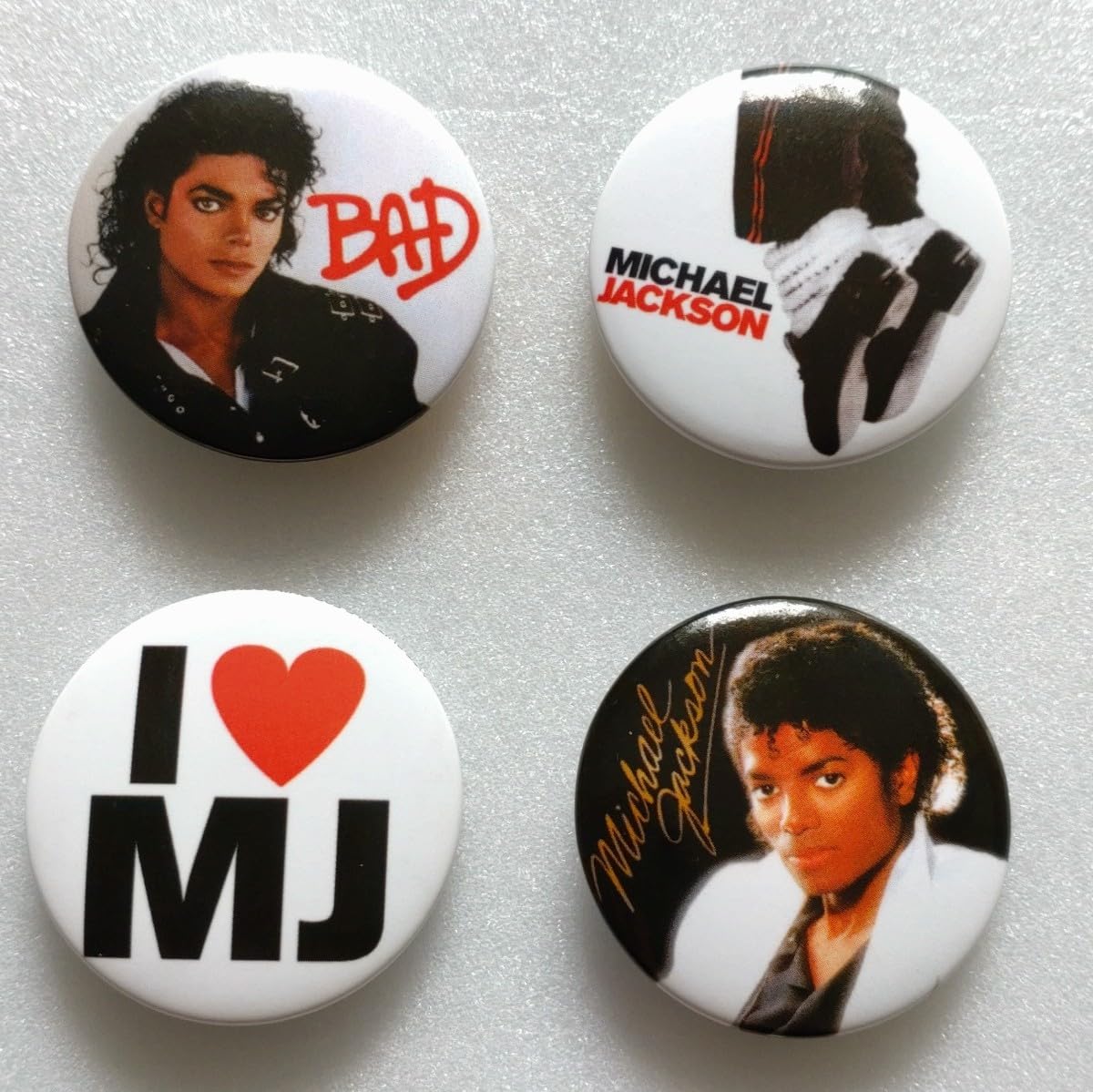 Michael Jackson バッジセット 4個入り　4種類　まとめ売り Amazon.co.jp: マイケルジャクソン バッジ 4個セット : おもちゃ