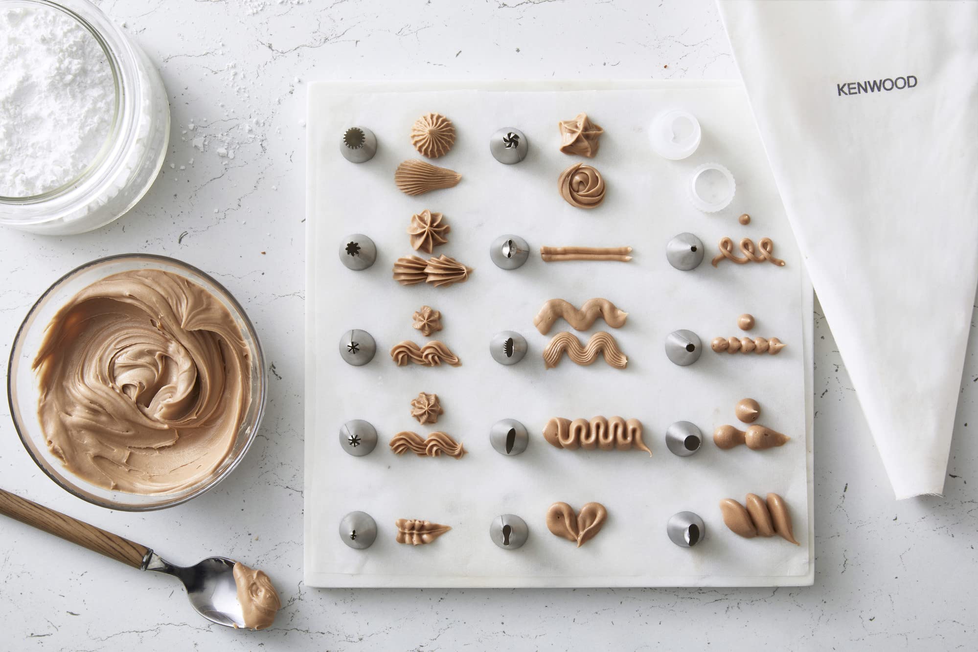 Kenwood KWSD100 Decorating Set di Pasticceria, Vassoio per Torte in Acciaio Inossidabile, Spatole, Sacca a Poche e Manicotto per Decorazione in Acciaio Inossidabile