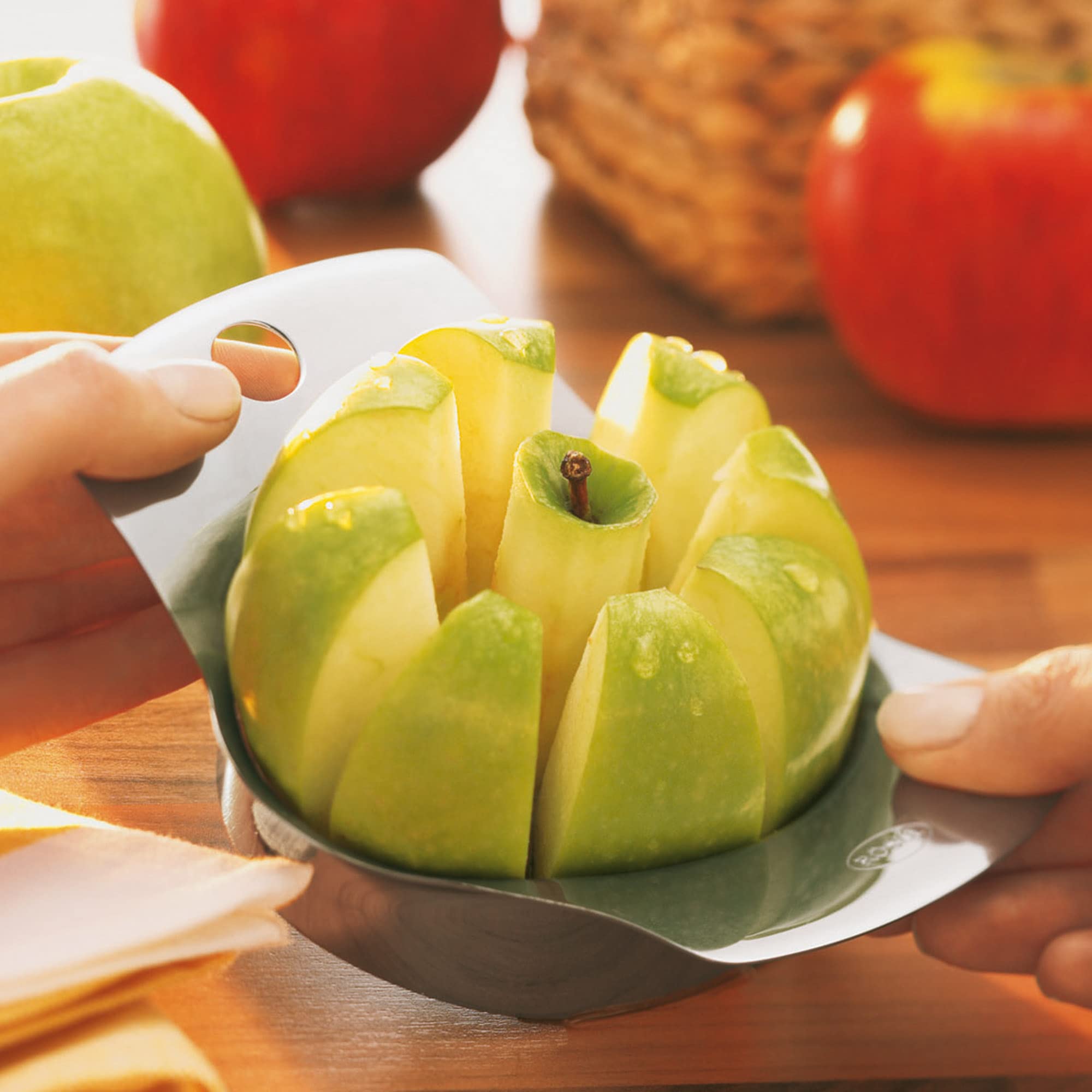RÖSLE Coupe Pomme et Poire - Ustensile en Inox 18/10 - Trancheuse de Fruits et Légumes avec Protège-Lame en Plastique - Lavage Facile à la Main