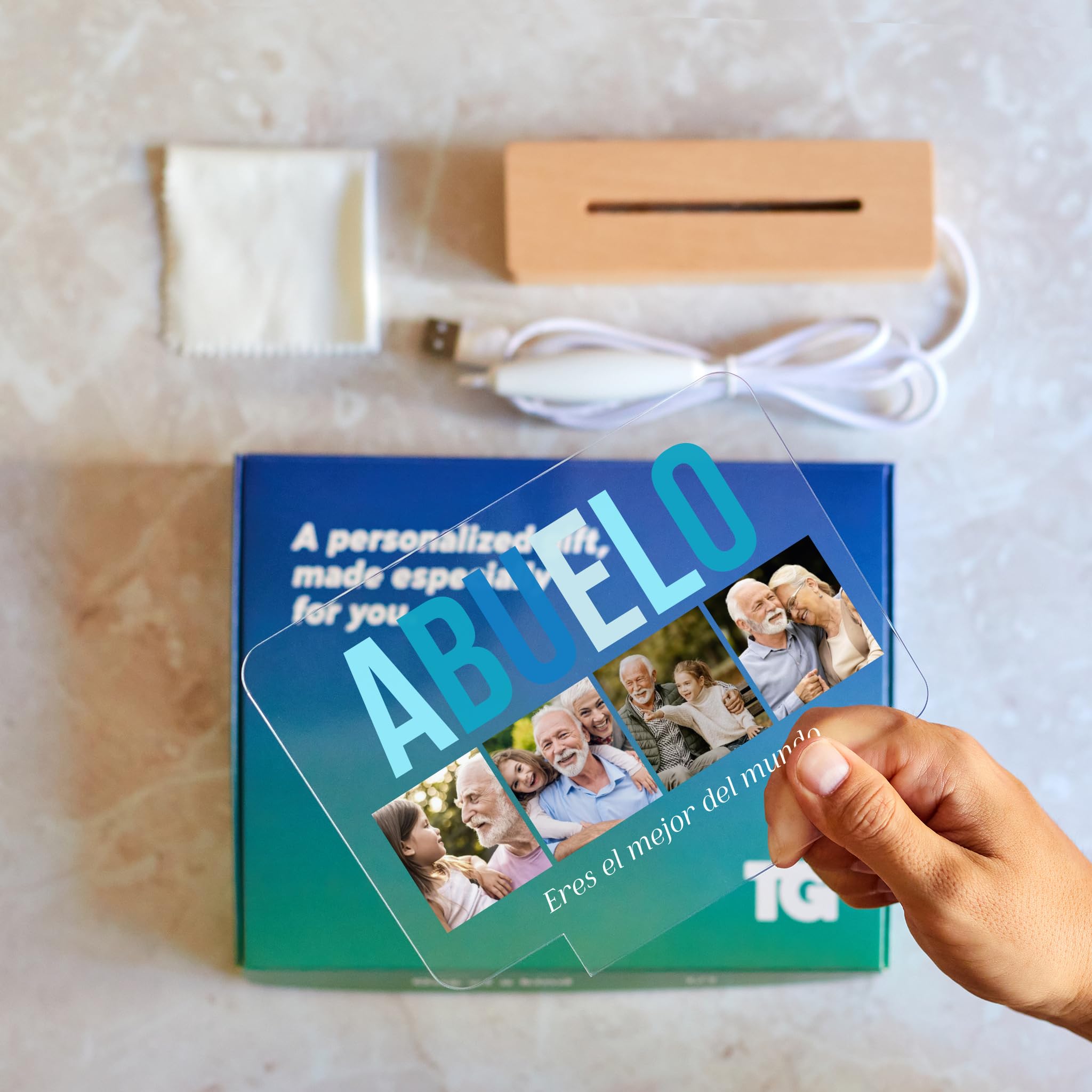 Transparent Gift Lámpara Personalizada Abuelo o Abuela con 4 Fotos y Texto. Regalos Originales para Cumpleaños, Navidad. Regalos Personalizados para Abuelos. Placa de Metacrilato con Base de Madera