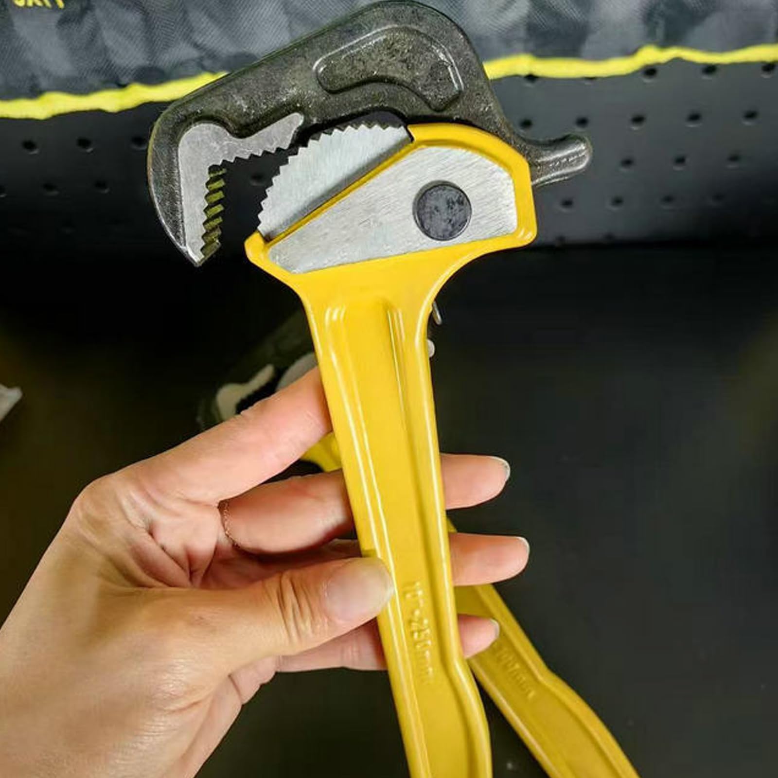 Herramienta de llave de fontanería de trinquete resistente con agarre ergonómico de tres dientes para espacios reducidos y reparaciones profesionales de tuberías llave de fontanero