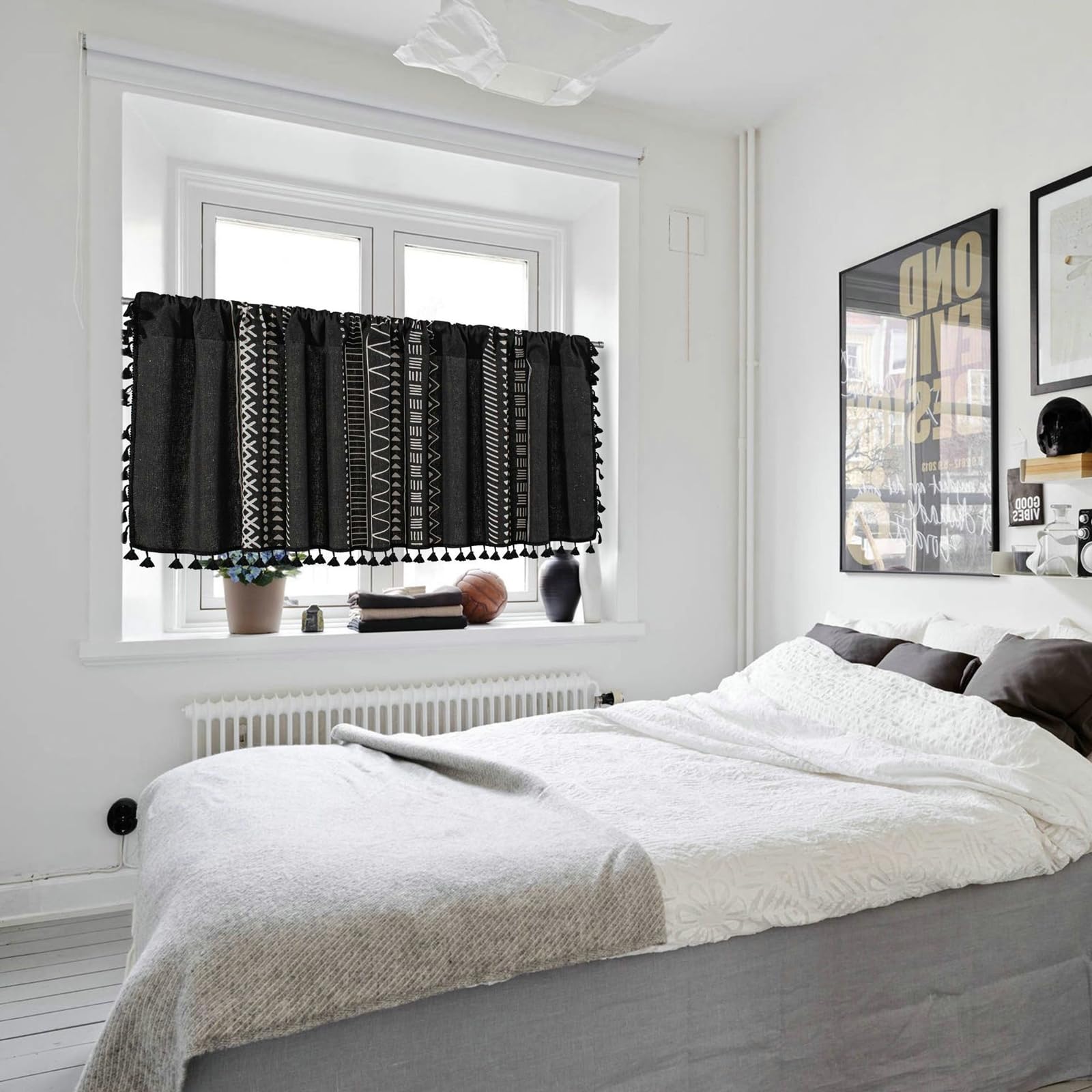 Petit rideau cuisine noir et géométrique à passe-tringle pour tamiser la lumière de la chambre