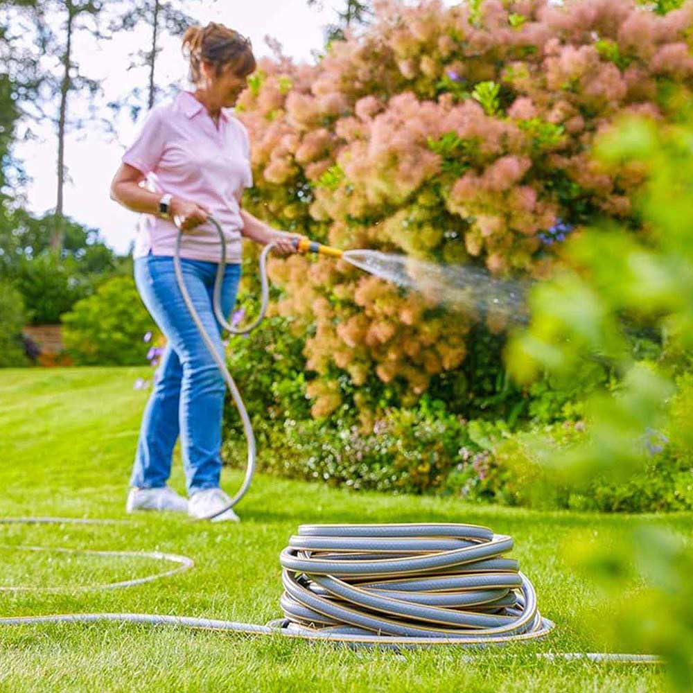 HOZELOCK - Set di tubi da 12,5 mm x 30 m, fino al 70% in PVC riciclato, rinforzo intrecciato, tubo da giardino resistente, qualità e durata, resistente alle intemperie con protezione UV e gelo [100