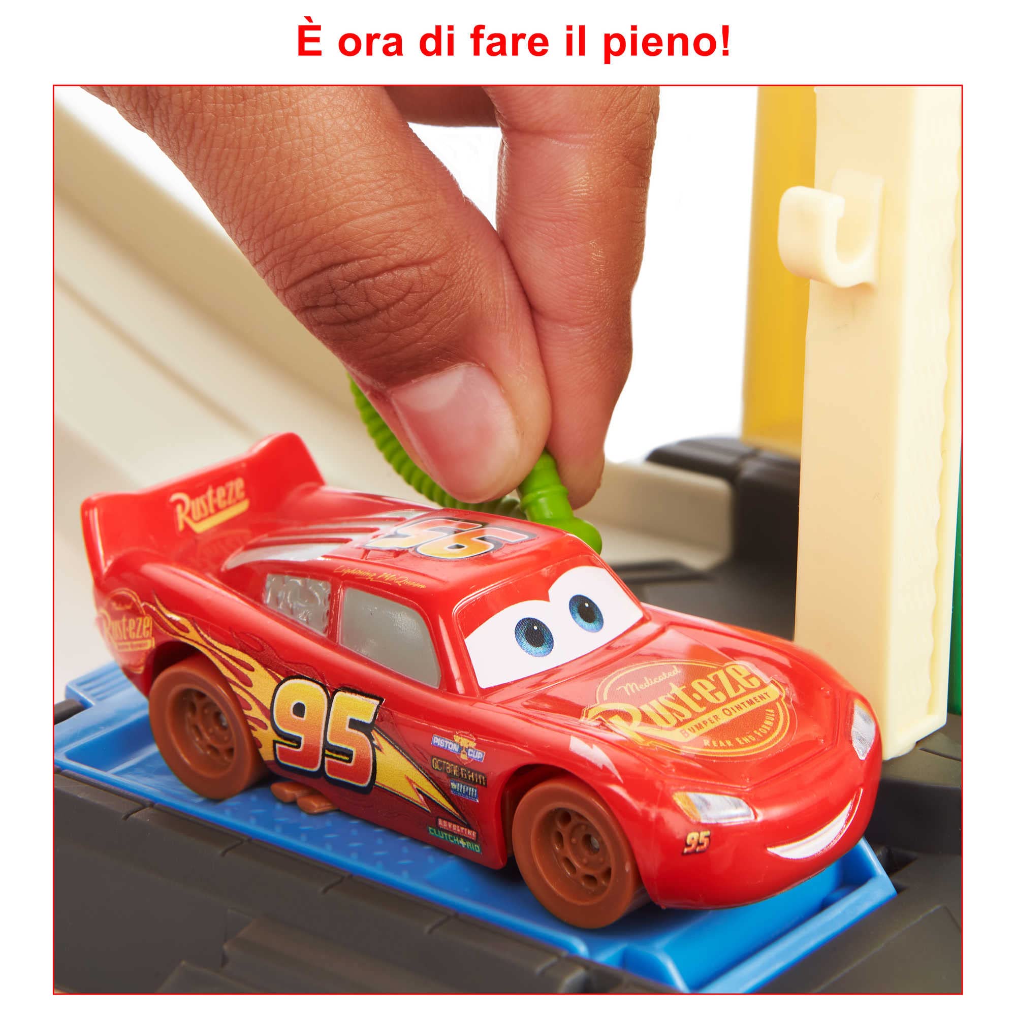 Disney Pixar Cars Race & Go - Playset con Saetta Mcqueen e 1 Trattore - 3 Configurazioni - Oltre 20 Pezzi - Regalo per Bambini da 4+ Anni, HDN02