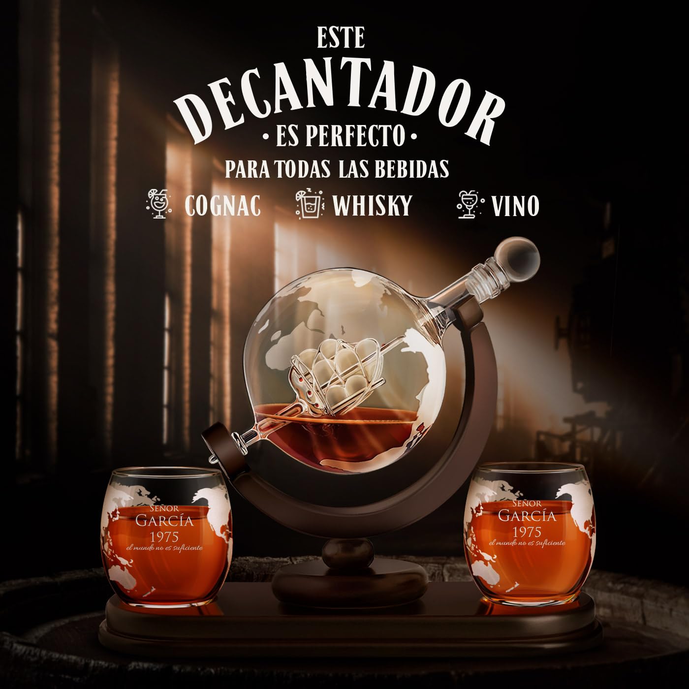 Maverton Decantador Globo Grabado - Barco Dentro - con 2 Vasos Cristal 300 ml y Base de Madera - Regalos San Valentin Hombre - 850 ml - 25 x 11 cm- Regalos Cumpleaños Elegante