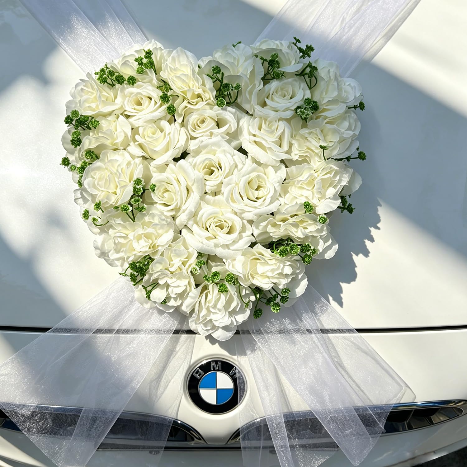 Weiß Herzförmig Autoschmuck Hochzeit Motorhaube, Hochzeit Autoschleifen,Auto Girlande, Auto Schmuck Braut Paar Rose Deko, Seidenblumen für Hochzeitsauto mit Extrastarken Saugnäpfen und 2x240cm Organza