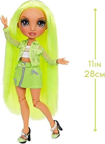 Miniatura 4 de Rainbow High Karma Nichols - Muñeca de moda verde neón con 2 trajes para mezclar y combinar y accesorios de muñeca, gran regalo para niños de 6 a 12