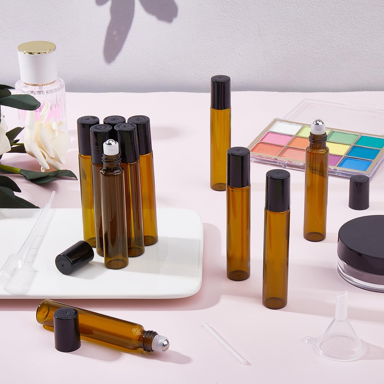 120 bottiglie a rullo per oli essenziali, 10 ml, vuote, in vetro, con sfera in acciaio inox, 12 pipette, 12 erogatori e 12 tramoggia, flaconi a rullo color ambra, per profumi, aromaterapia