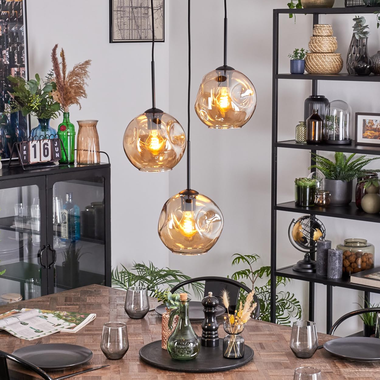 HOFSTEIN Hängeleuchte Ripoll, 3-flammige Hängelampe aus Metall/Glas in Schwarz/Bernsteinfarben, moderne Pendelleuchte im Retro/Vintage-Design, Schirme Ø 20 cm, E27, Esszimmer, Küche, Wohnzimmer