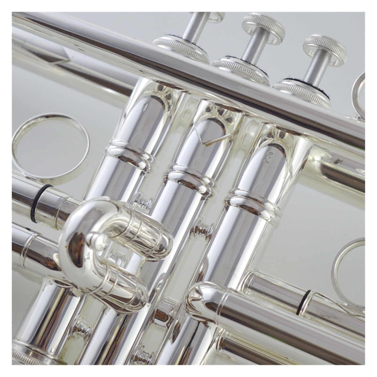 trąbka instrument Posrebrzany instrument trąbkowy w tonacji B z jednym ustnikiem i jednym dzwonkiem