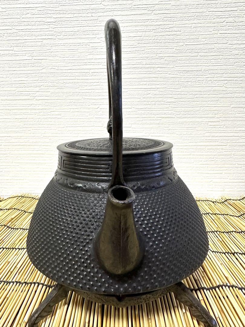 南部照光堂造　アラレ　南部鉄瓶　南部鉄器　鉄瓶 Amazon.co.jp: 南部照光堂名人心斎造 15型アラレ 南部鉄瓶 南部鉄器