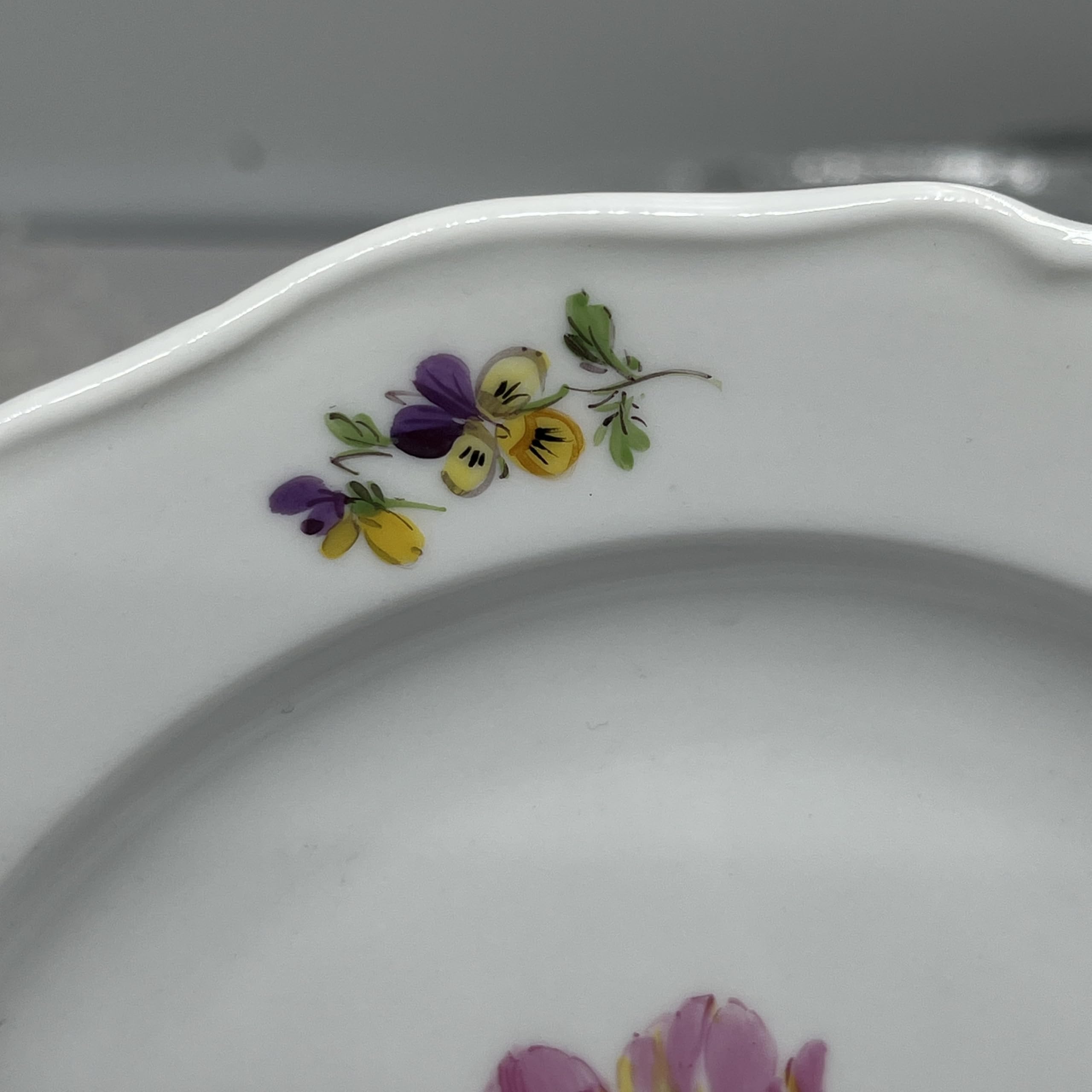 Porzellan Teller Prunkvoller Kuchenteller Dessertteller Ø 17,5 cm Dekor: Bunte Streublumen Gekreuzte Schwerter Handbemalt aus der weltberühmten Porzellan Stadt