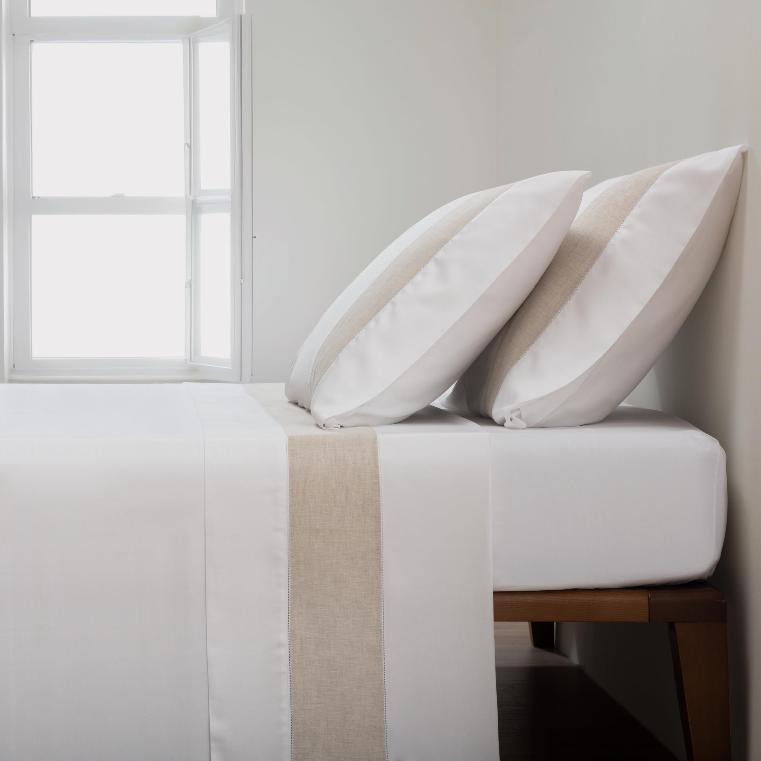 Casa da Laura - Sábanas Blancas con Cenefa de Lino para Cama de 150 - Sábanas de Algodón Satén de 300 Hilos - Sábana Encimera, Sábana Bajera Ajustable y Dos Fundas de Almohada