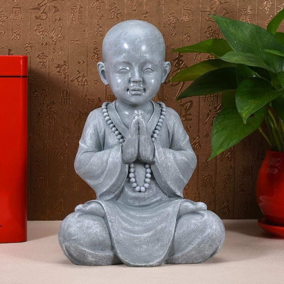 Goodeco Estátua de Buda bebê meditando - Escultura de monge de jardim zen, decoração interna/externa para casa, decoração de arte de jardim e pátio - com colar de contas de madeira natural 28,4 cm