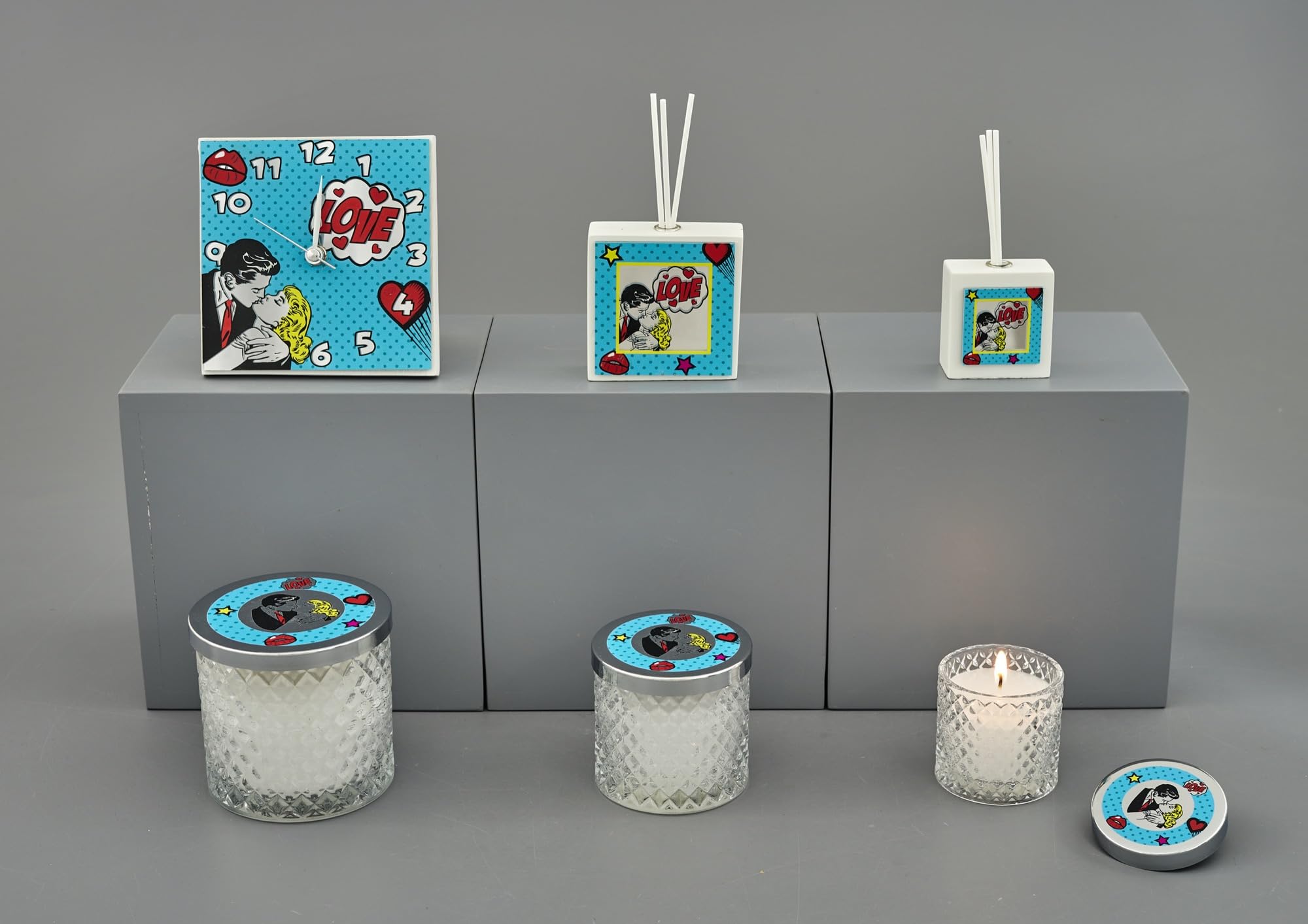 Doni Bomboniere Matrimonio 6PZ Profumatore Ambiente Pop Art con Partecipazioni Utili 50 Anniversario Eleganti Nozze Particolari Ragazzi Che Si Baciano Scritta Love Idee Regalo Complete Originali