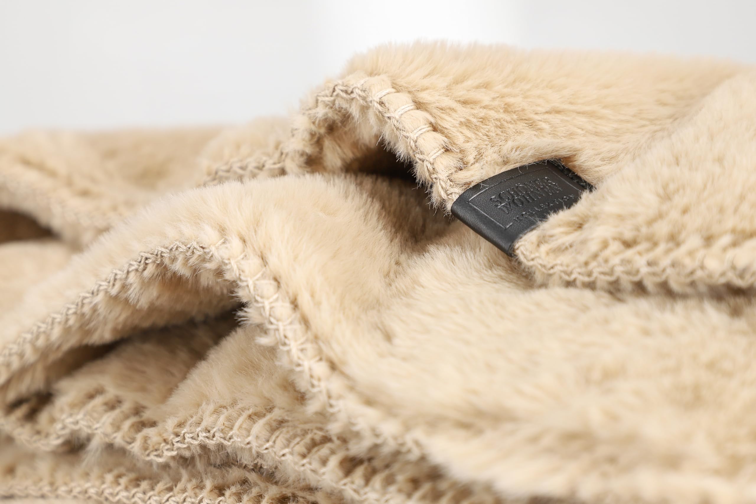 SCHÖNER WOHNEN Kuscheldecke flauschig - Warme Kunstfelldecke 130x170 beige - Weiche Wohndecke für Couch & Wohnzimmer - ÖkoTex plüsch Plaid als Sofadecke - Blanket kuschelig für Herbst & Winter