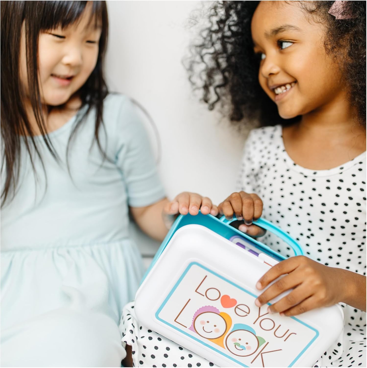 Melissa & Doug Set Per il Trucco - Trucchi Bambina, Make Up Giocattolo, Specchio, Pennelli, Cipria e Accessori, Gioco di Imitazione, Regalo per Bambine e Bambini 3+ Anni