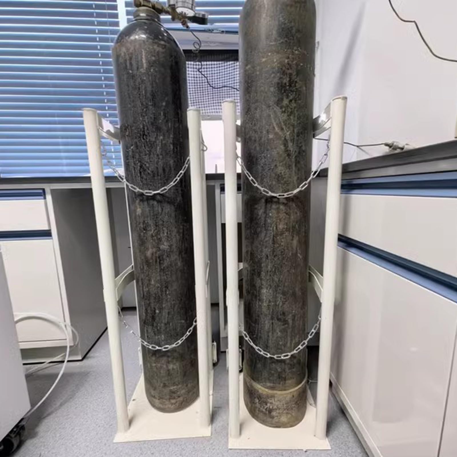 Genérico Soporte de Acero para bombonas de Gas con Cadena y Tornillos de fijación, Soporte de Suelo para bombonas de Gas, solución de Almacenamiento para Laboratorios y fábricas (Blanco, 27 cm, 2 Uni
