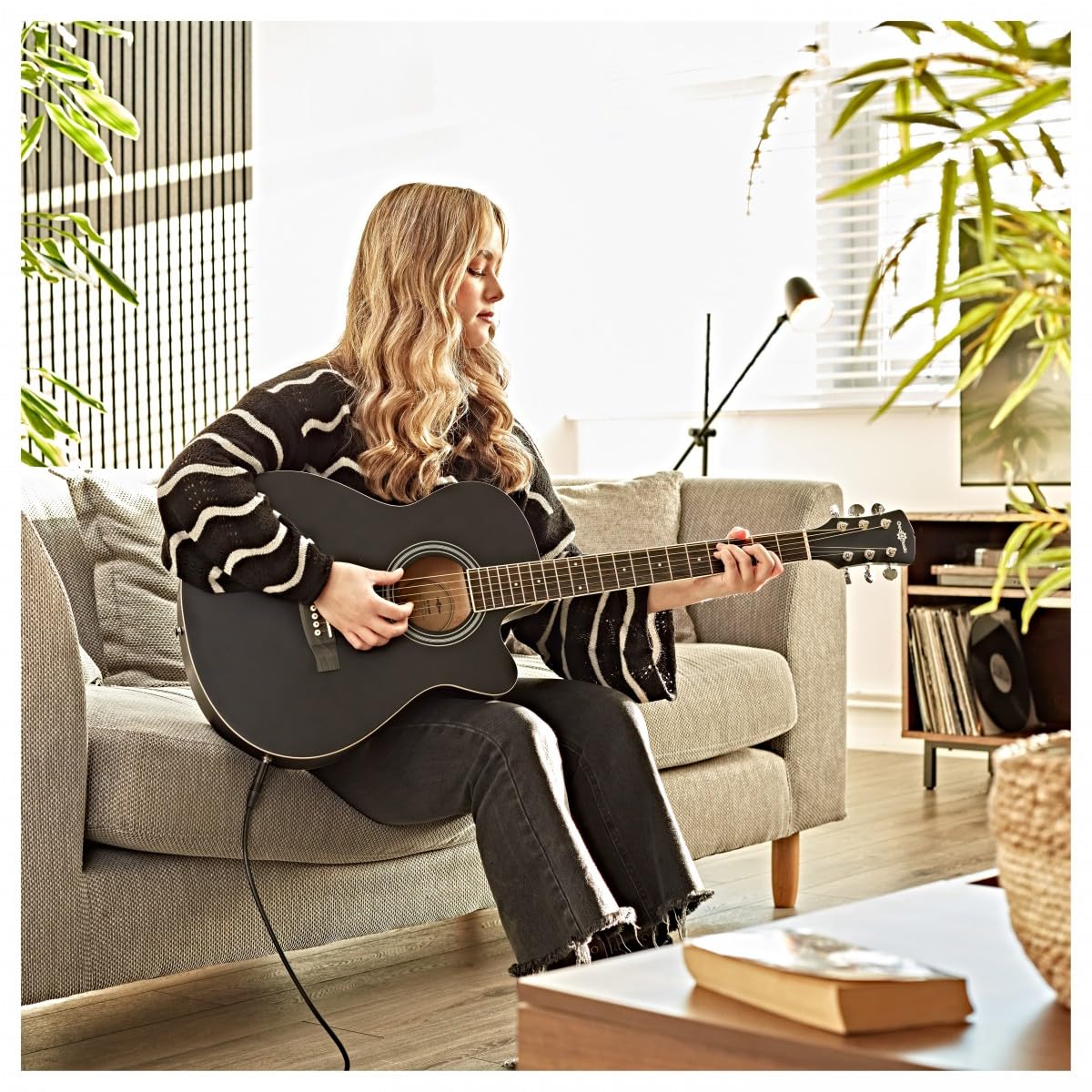 Chitarra Elettroacustica Cutaway Nera, Ampli 15W e Accessori | Manico a C Comodo per Principianti, Preamplificatore EQ 3 Bande Integrato, Ampli 15W e Pacchetto Accessori Completo Incluso