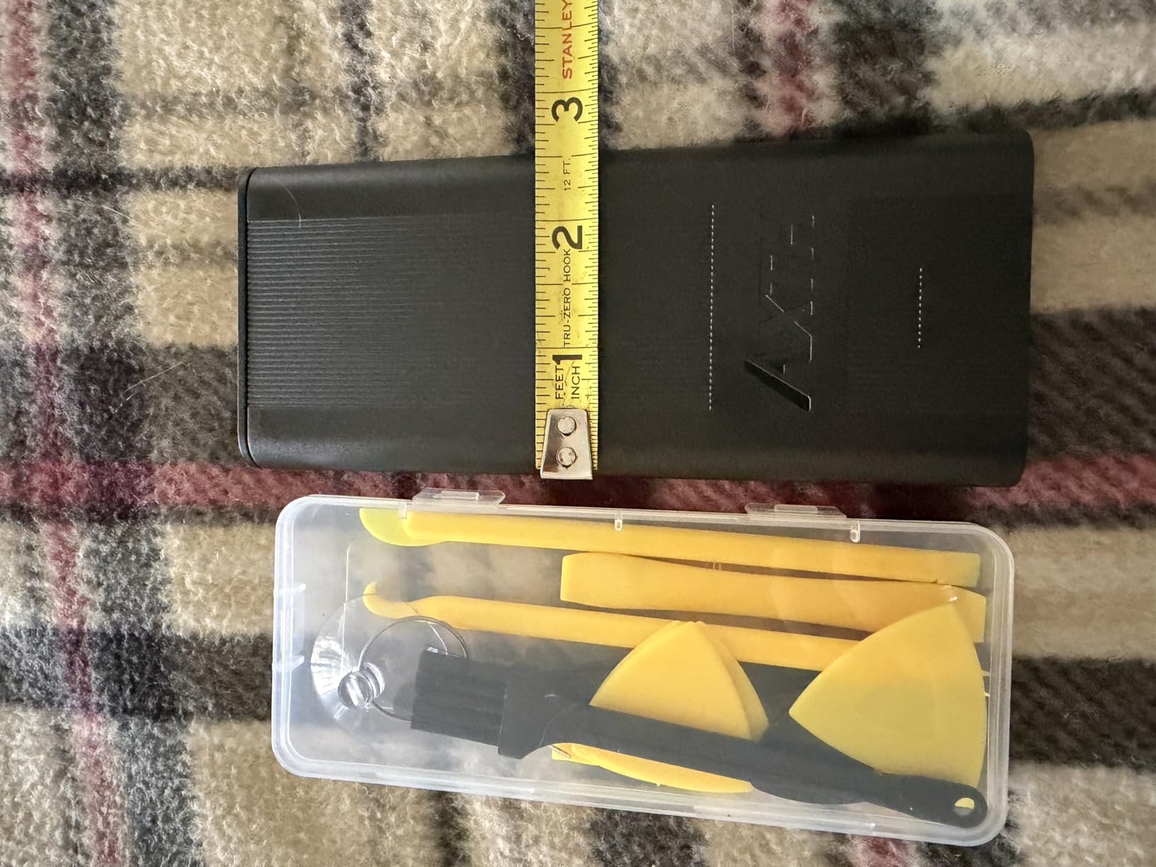 Measuring the screwdriver case width
