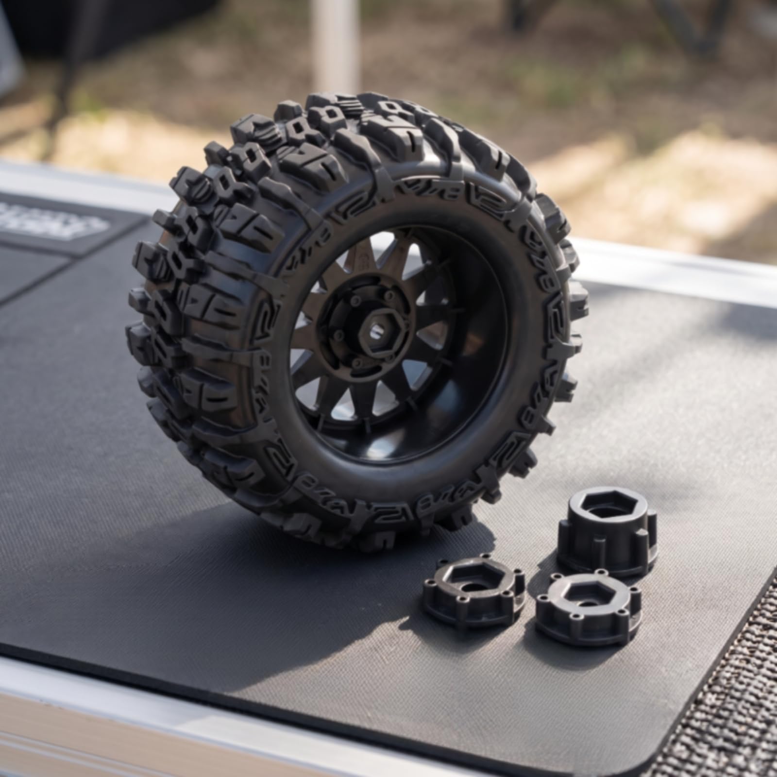 TISHITA 2 Piezas Neumáticos para Coche RC 1/8 Neumáticos Todoterreno Ruedas Monster Truck Llantas con Hexagonales Agarre Fuerte Tracción Profunda Adecuado para Suelta Aficionados al RC