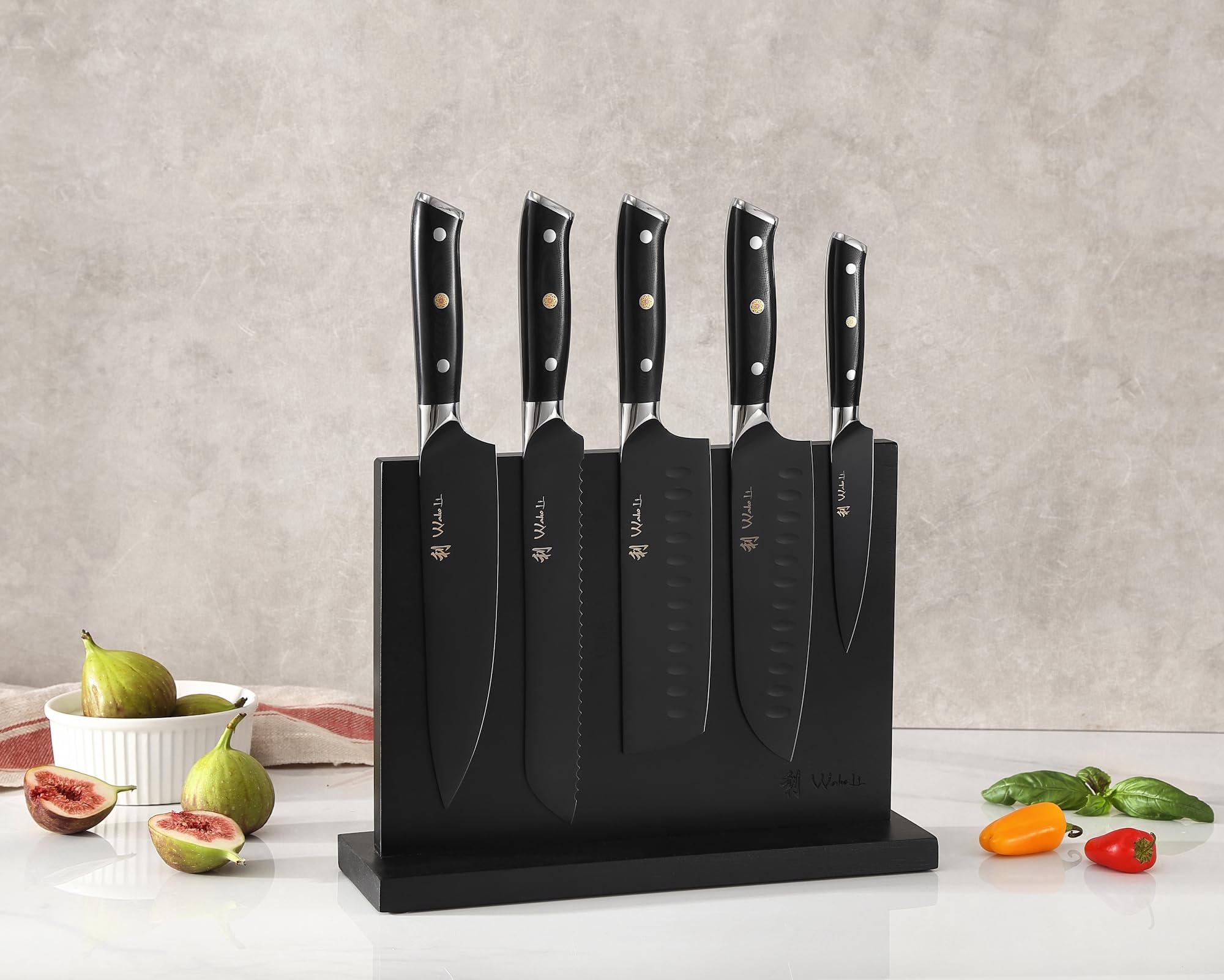 Wakoli Titanium Noir Messerblock-Set mit 5 Messern aus 5Cr15MoV-Stahl | Chefmesser, Brotmesser, Santoku, Nakiri und Allzweckmesser; G10-Griffe, Titanbeschichtung, einseitig magnetischer Messerblock