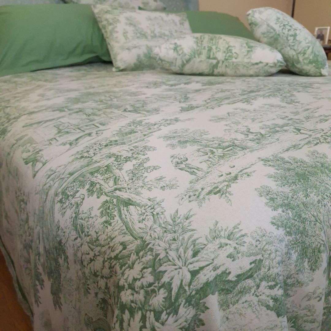 RICAMI FIORENTINI BALDI Colcha de algodón Panamá fantasía con volante de color liso. Producto artesanal (Toile de jouy verde, para cama individual maxi, 190 x 260 cm)