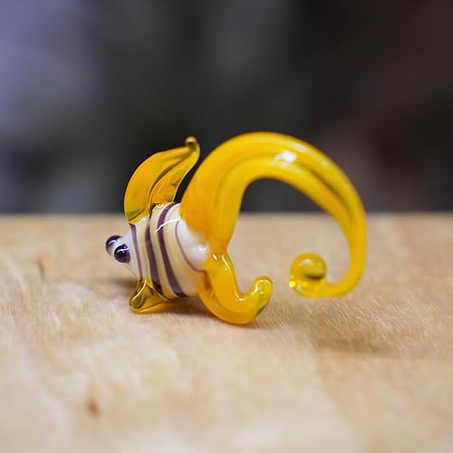 Miniatura 7 de 1 Yellow Glass Fish Figurine Hand-Blown Murano-Style Miniature Collectible Sea Animal Ornament for Dollhouse, Shelf & Desk Tiny Art Glass Gift