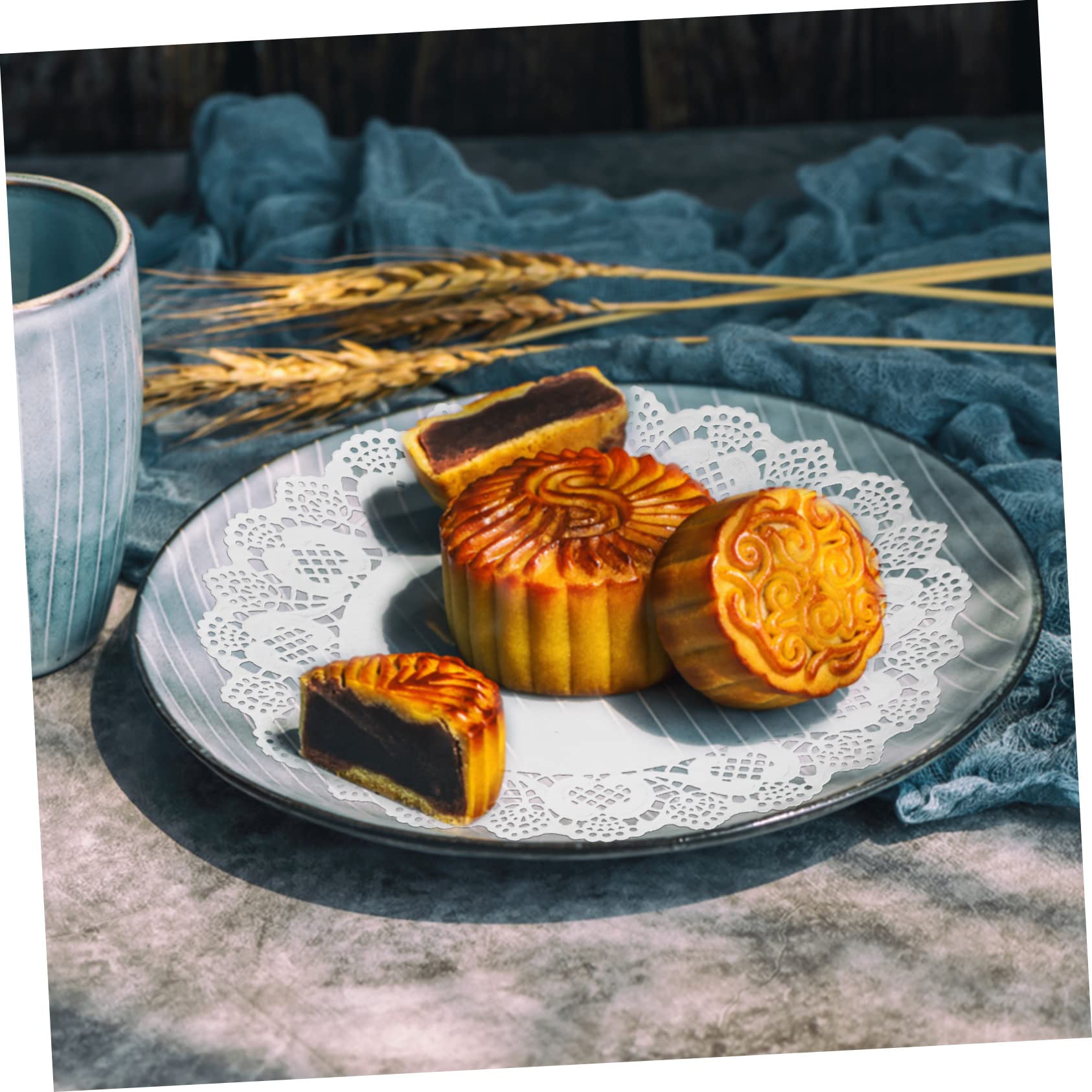 COLLBATH Lace Paper Doilies 100 Pack Round Paper Placemats for Baking for Cakes