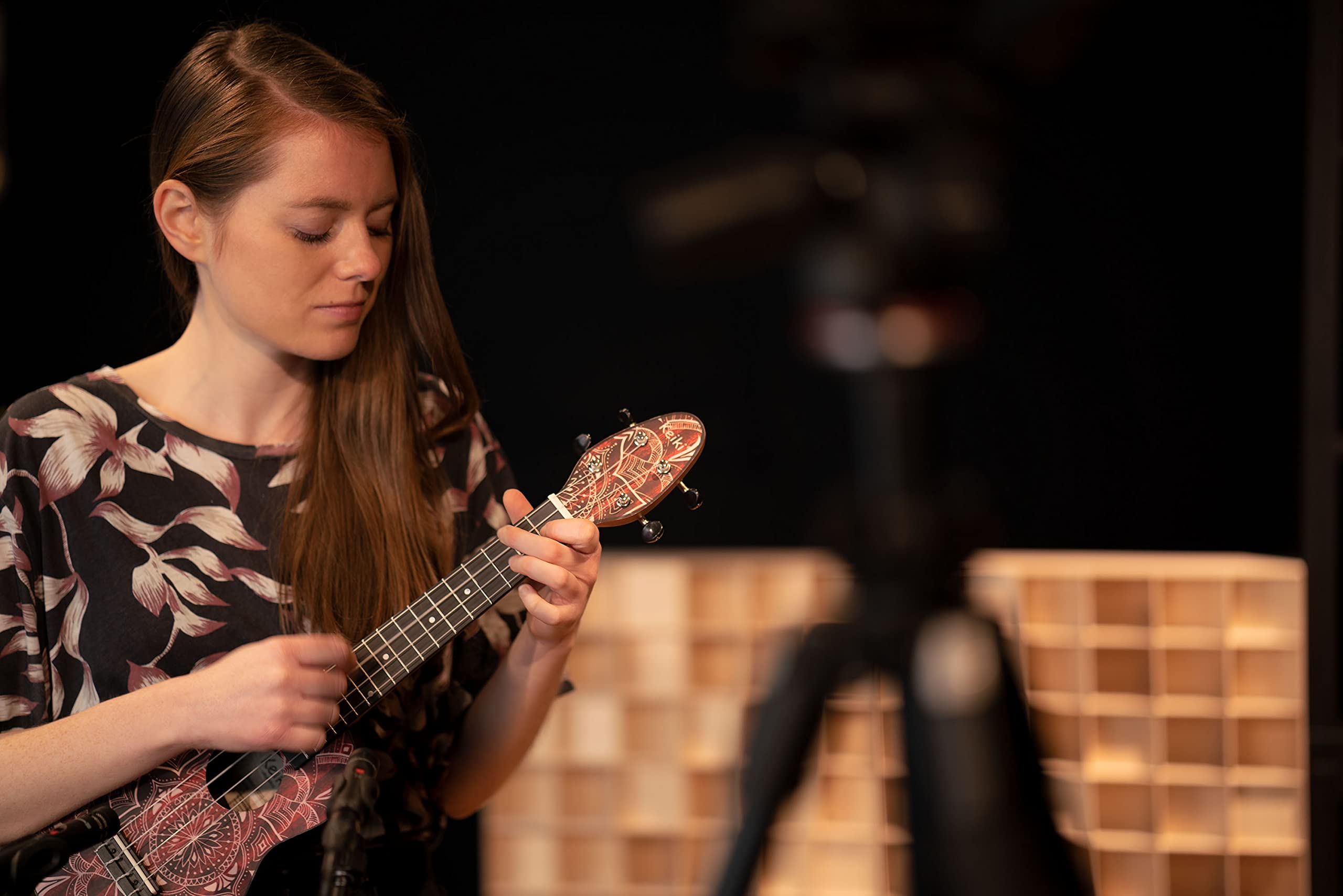 Ortega Guitars Ukulele Soprano Super Scale Acustico – Keiki K2 Series – Accessori Inclusi – Agathis / ABS, Red Kaleidoscope (K2SS-RKC)