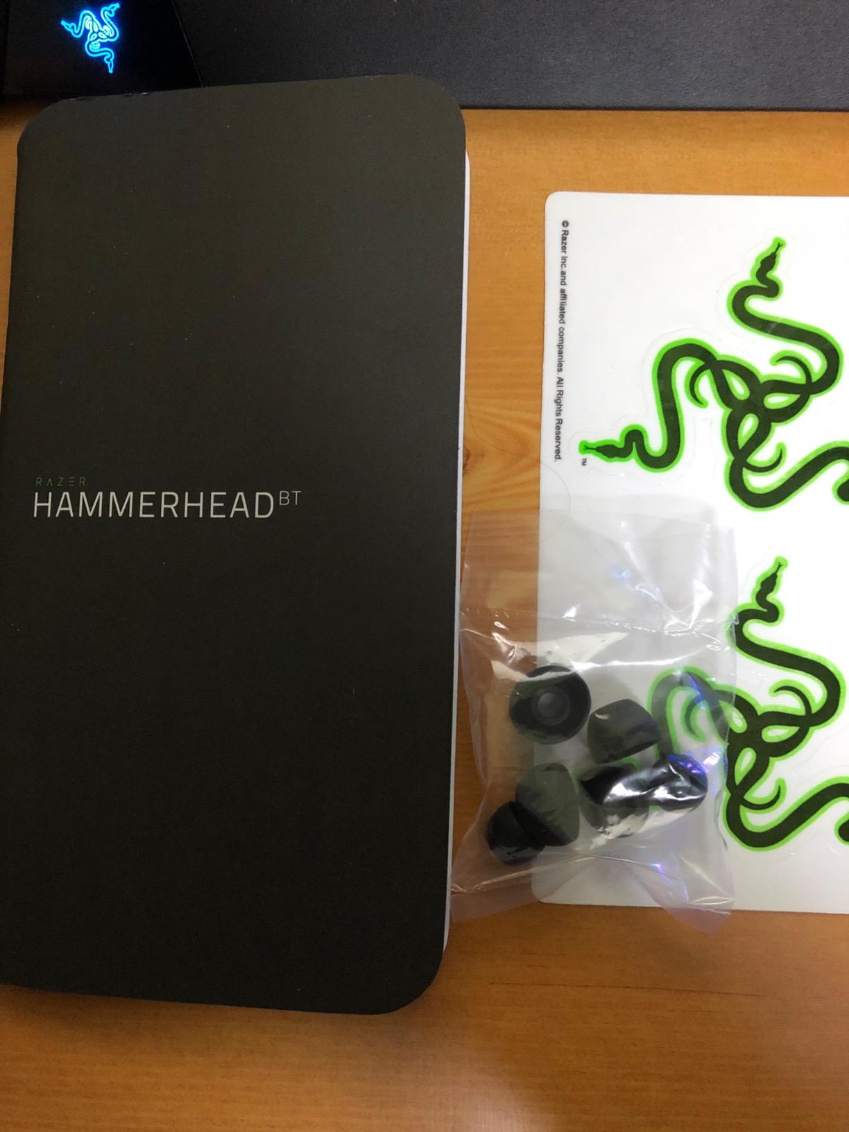 カスタマー画像 蒙昧 Amazonで購入 偽物に注意してください 大好きなrazer製品でbluetoothのイヤホンが欲しくこちらを購入 開けた時違和感はなくワクワクして開封し 装着してみたところ なにか違和感があり 本物か偽物か区別するためにネットで