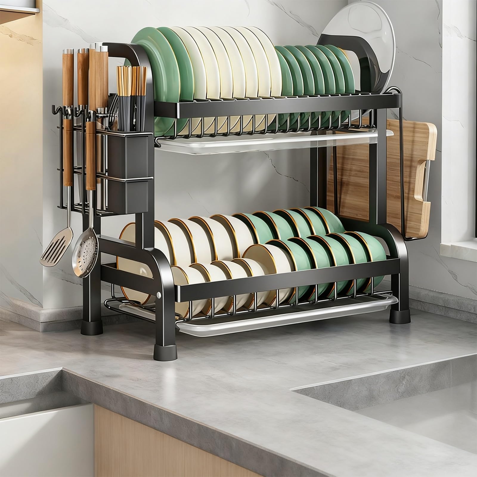 Questo scolapiatti a Tre Ripiani è Dotato di Una Piastra di Scarico Rimovibile ed è Un Modello salvaspazio Nero per la Cucina, Che Misura 42x25,6x63 cm. Il Suo Design a Due Ripiani garantisc