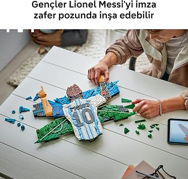 LEGO Editions Lionel Messi – Kutlama 43018 | 14 Yaş ve Üzeri için Gizli Sürprizler İçeren Koleksiyonluk Duvar Tablosu Oyuncak Yapım Seti, Hediye Fikri (1427 Parça)