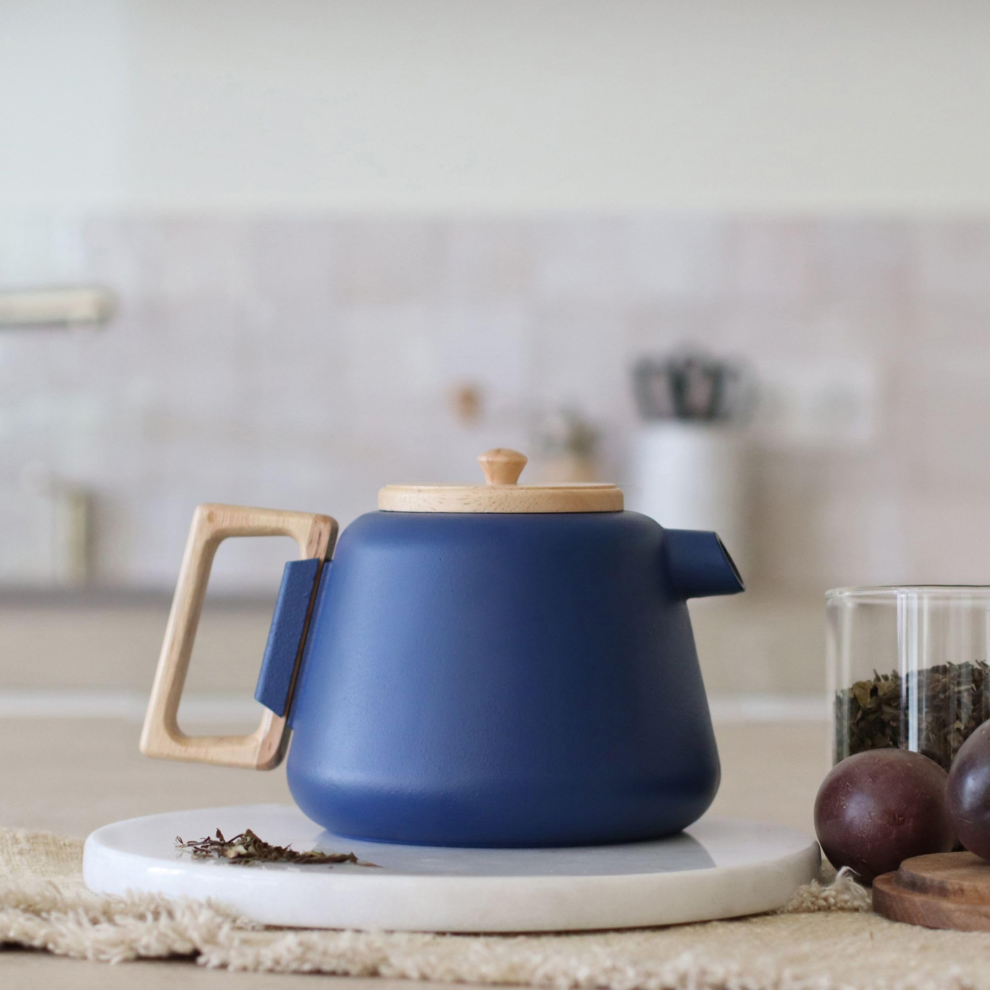 OGO LIVING - Tetera de hierro fundido Viggo de 1000 ml, color azul, con colador de acero inoxidable, mango y tapa de madera, ideal para los amantes del té