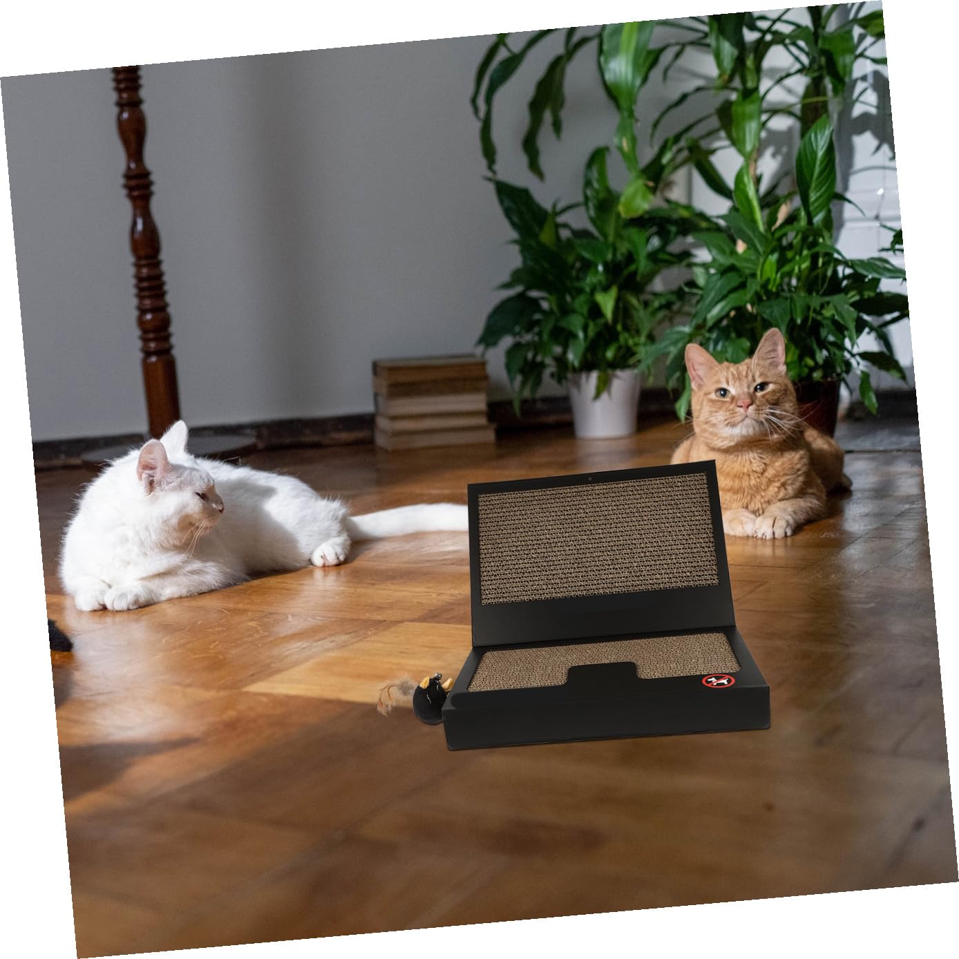 Rascador para Gatos con Forma de Portátil, 1 Juego Negro | Cartón Ondulado, Diseño Equilibrado y Portátil, Incluye Varita Teaser para Uso en Casa