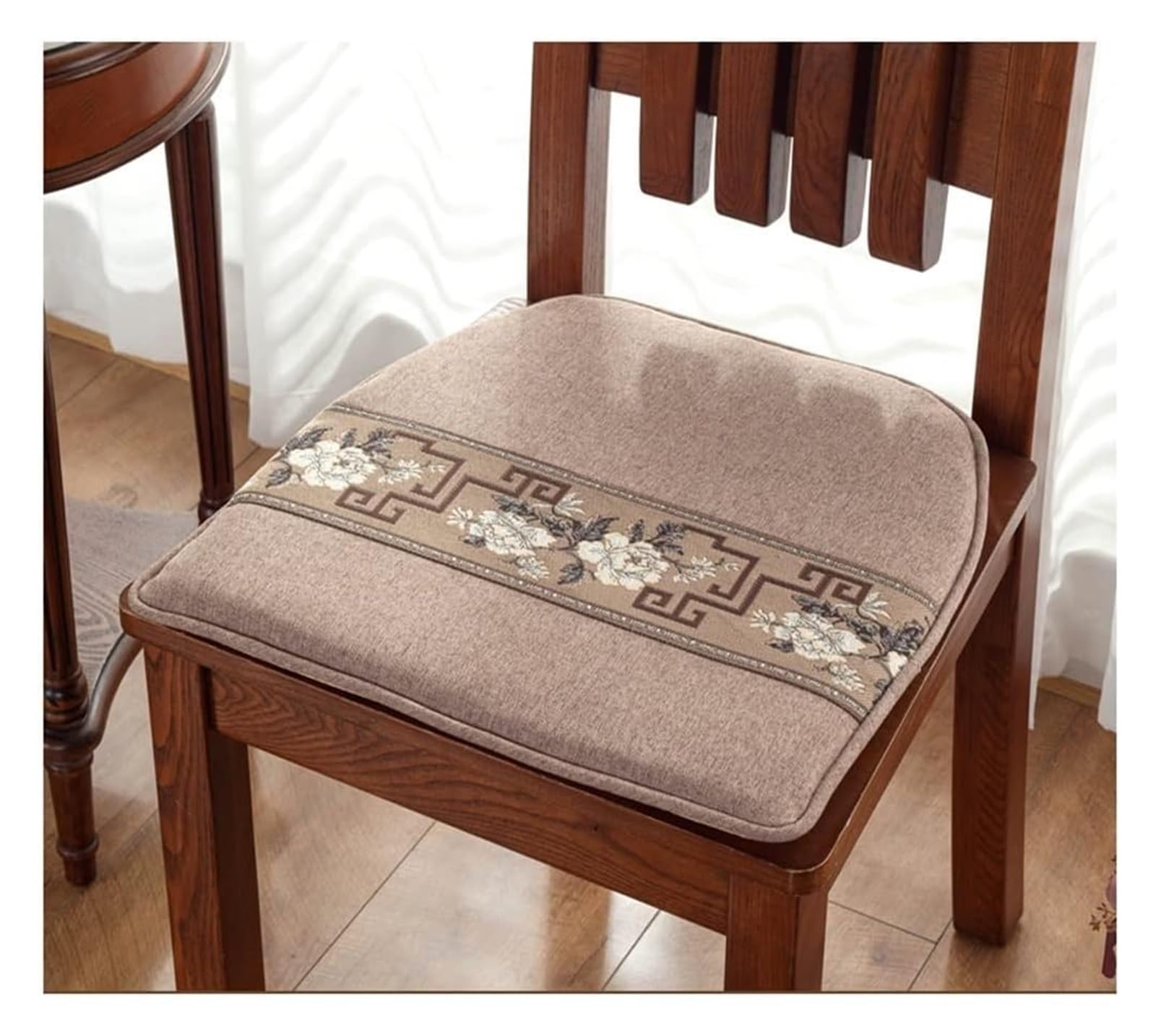 Coussins de chaise pour repas en famille et soirées confortables dans votre cuisine moderne