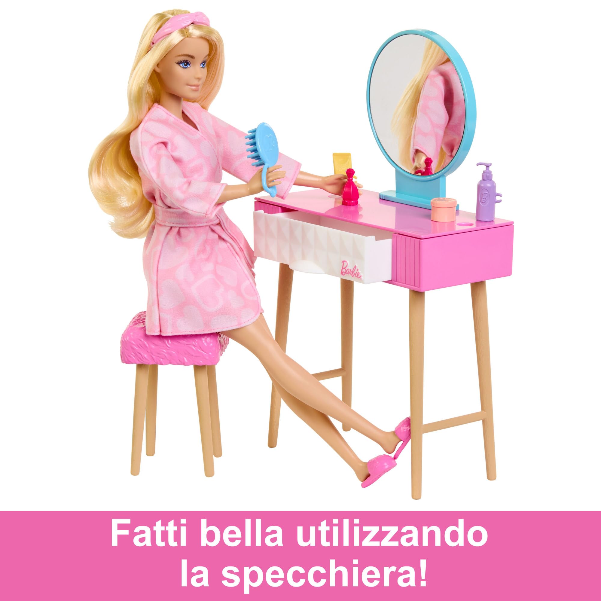 Barbie - Set Camera da letto di Barbie, include una bambola in pigiama rosa e pantofole, un gattino, letto, specchiera e comodino, 20+ accessori a tema, giocattolo per bambini, 3+ anni, HPT55