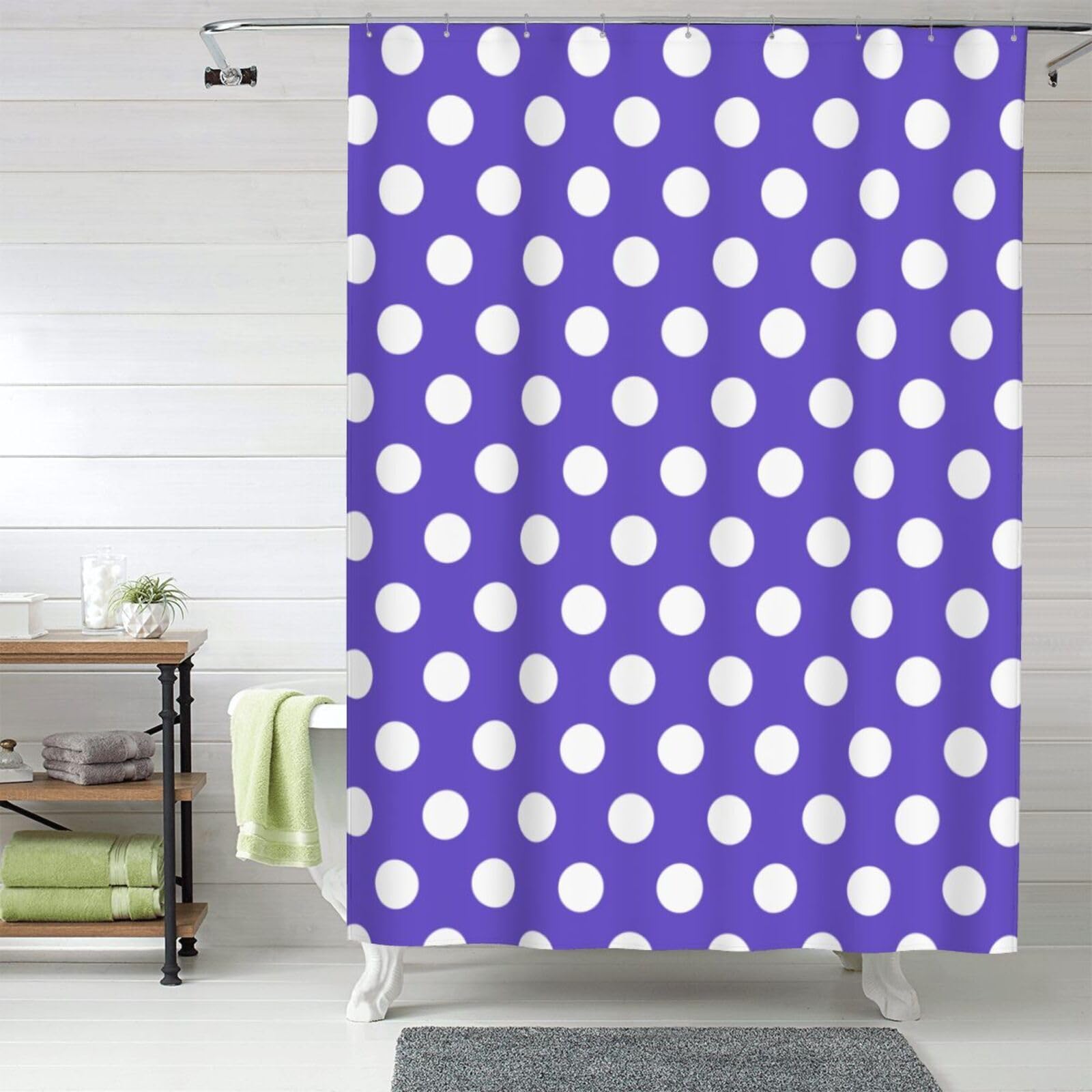 Rideau de douche textile violet à pois pour créer une ambiance spa à la maison