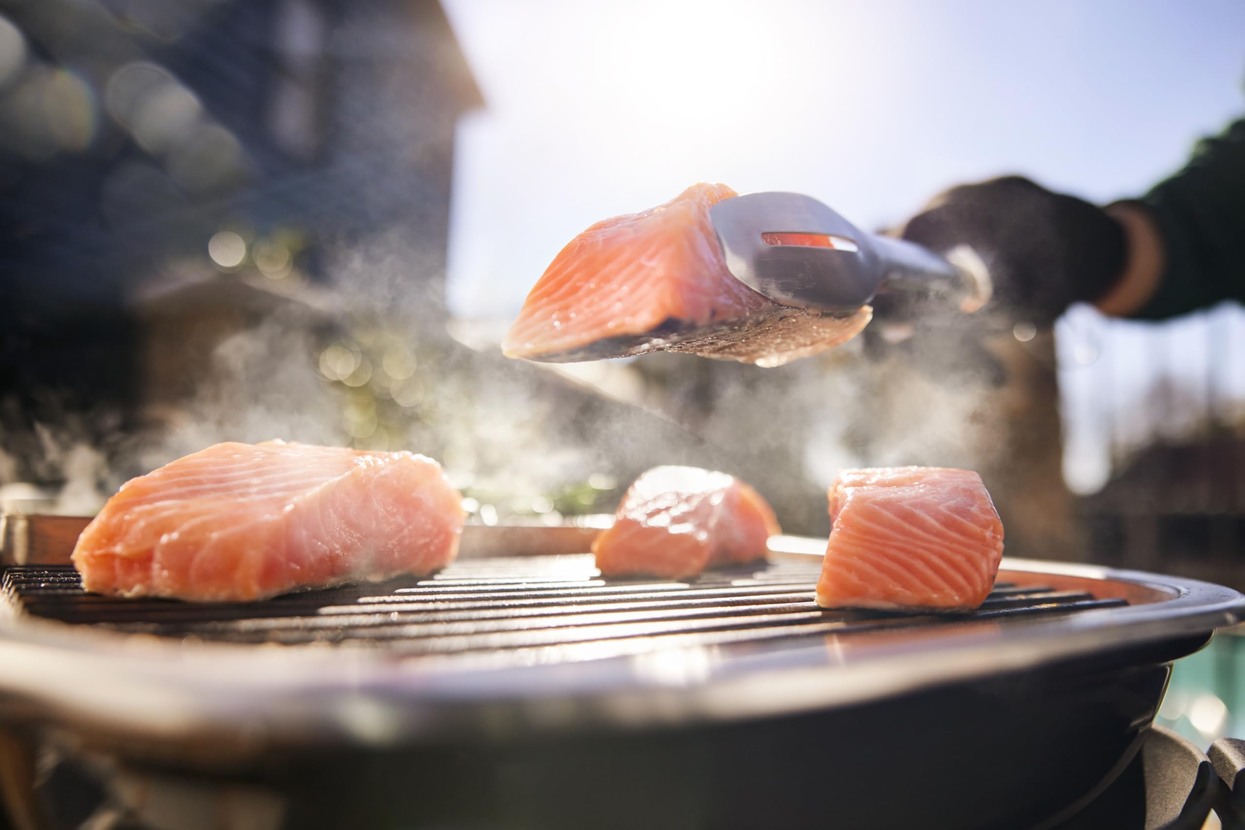 Weber Lumin Kompakt Tragbarer Elektrogrill, Heizt bis 315°C, mit Deckelthermometer, porzellanemaillierten Gusseisenrosten, 43 x 32 cm Grillfläche, schwarz (1502012)