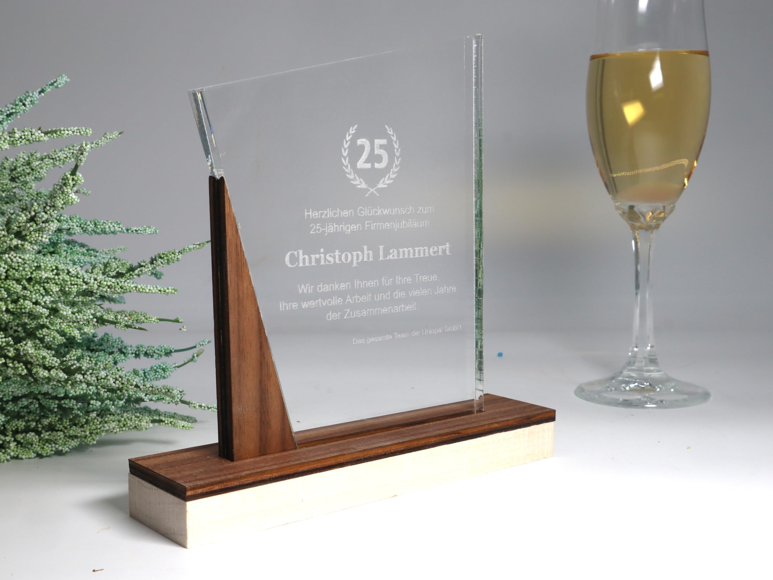 Elegante Trophäe aus Acrylglas mit Nussbaum – Individuelle Gravur – Moderne Auszeichnung & Award