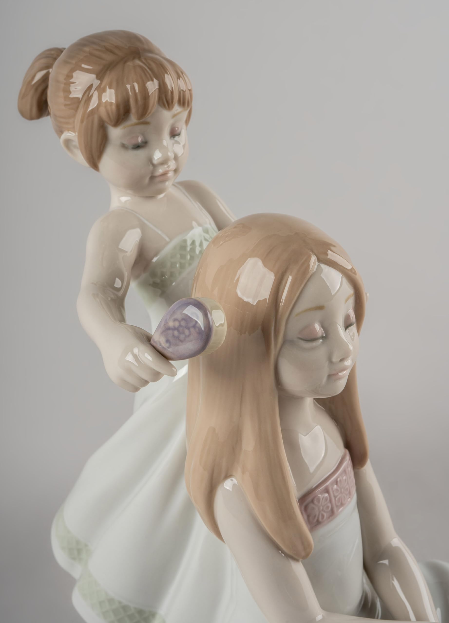Amazon.com: LLADRÓ Porcelain Figure I Comb Your Hair. Piece