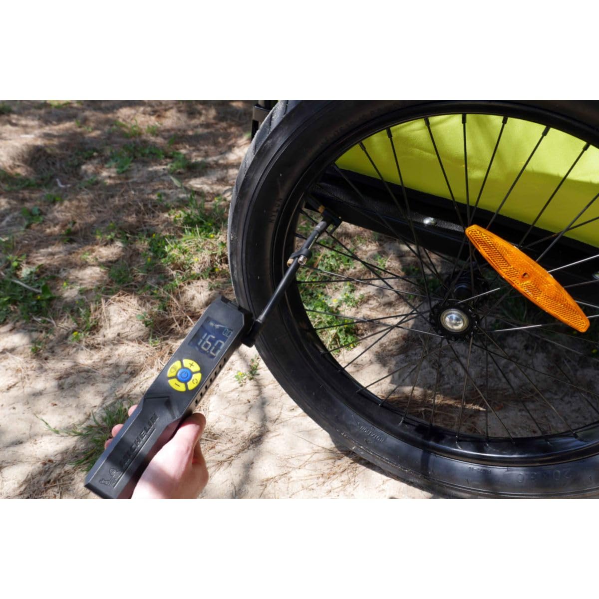 MICHELIN - Mini compresseur USB rechargeable - Sans fil - Pour pneus vélos, motos, voitures - Manomètre digital 10 bars - Batterie lithium 2500 mAh - Adaptateurs inclus - Lampe torche LED intégrée