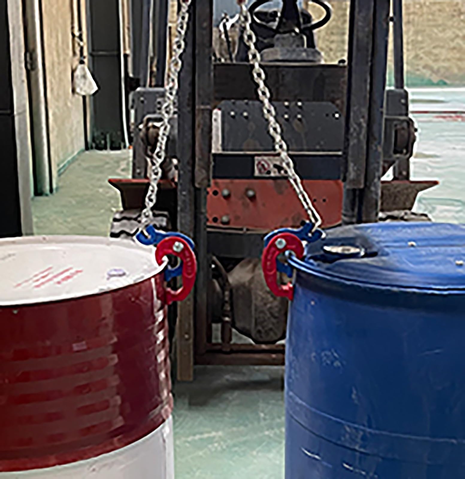 Pinza per Sollevamento fusti per carrelli elevatori da 2200 libbre, Pinza Verticale per fusti con Gancio autobloccante, Attrezzatura per la movimentazione di fusti in Metallo/plastica