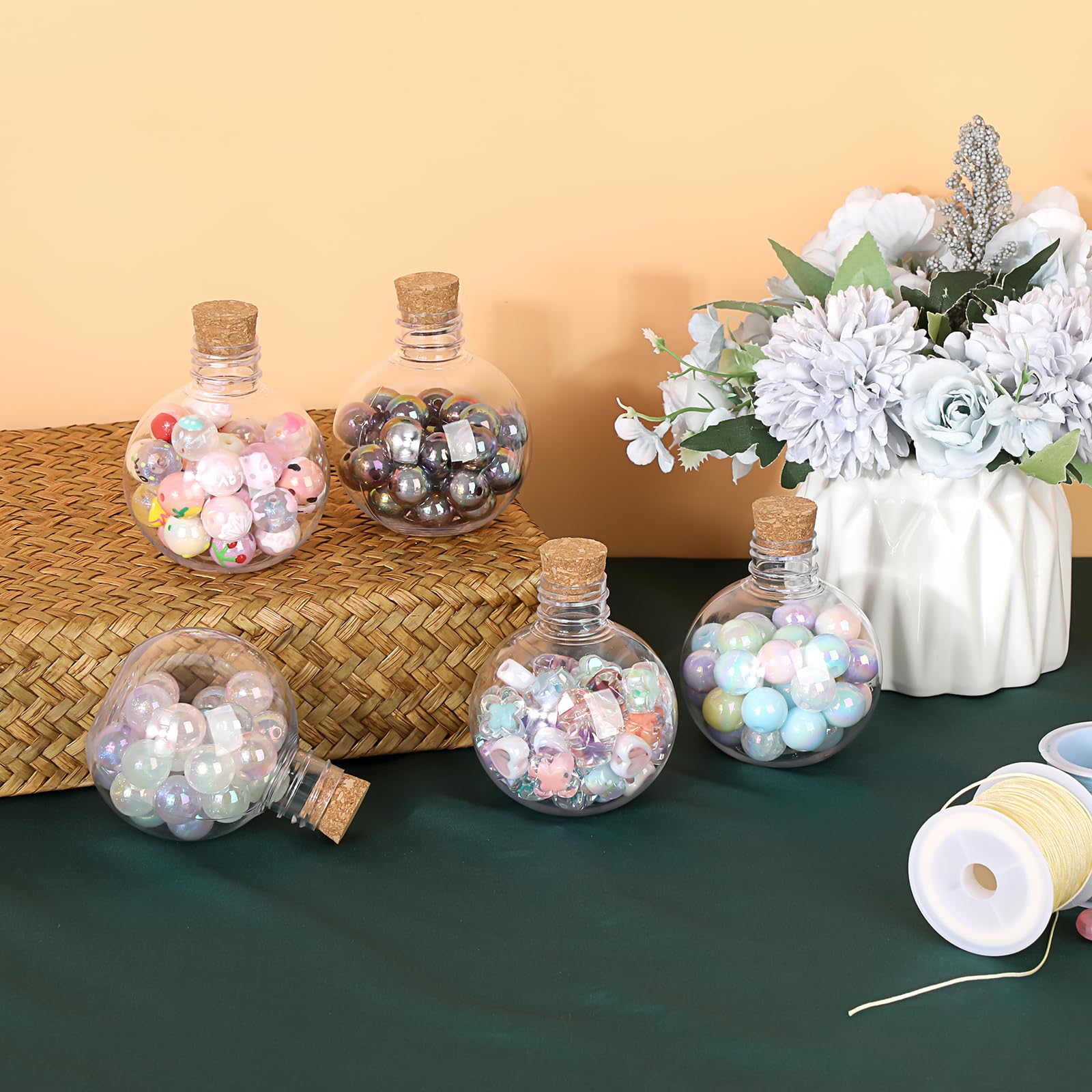 SUMTree Confezione da 30 bottiglie di plastica a forma di sfera da 141,7 g, con tappo in sughero, contenitori trasparenti per pozioni con 10 mini imbuti per fai da te, oli essenziali, decorazioni per