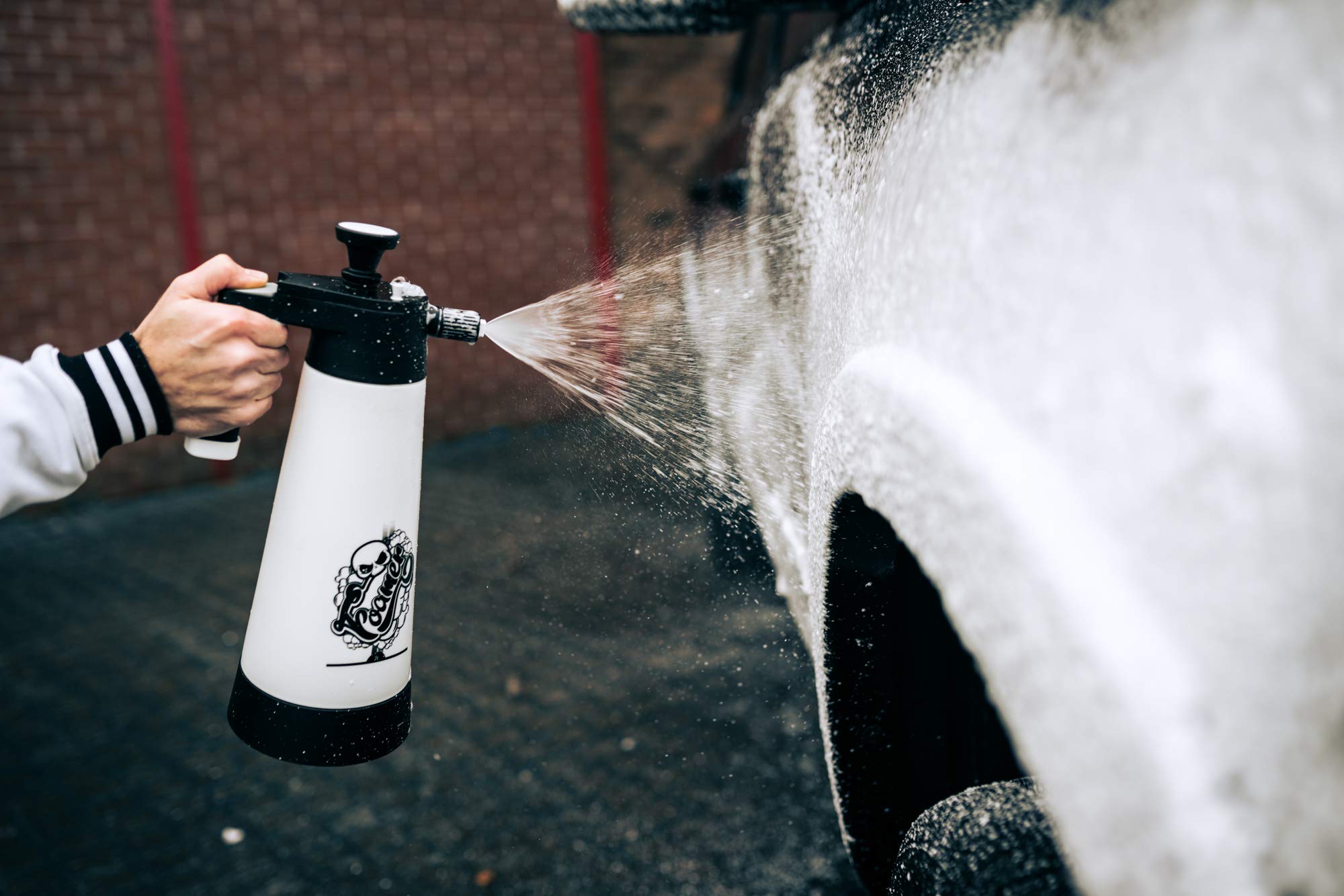 NUKE GUYS Foam HD Alka Line - Flacone spray da 2 litri + 3 diversi ugelli in schiuma + olio di silicone per la manutenzione e la cura della guarnizione + istruzioni (lingua italiana non garantita)