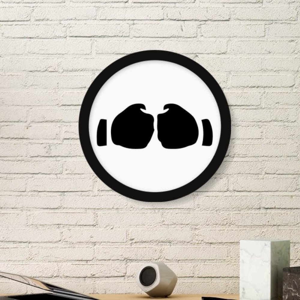 Cadre photo ronde en bois avec peinture motif silhouette poing noir pour déco salon